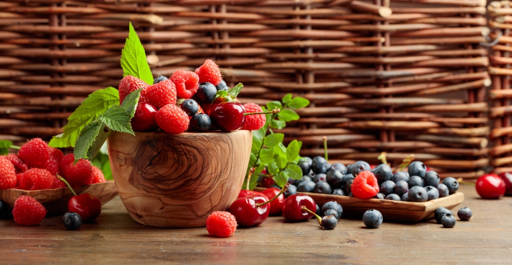 Fresh and colored berries with mint, allies in pro metabolic diet
