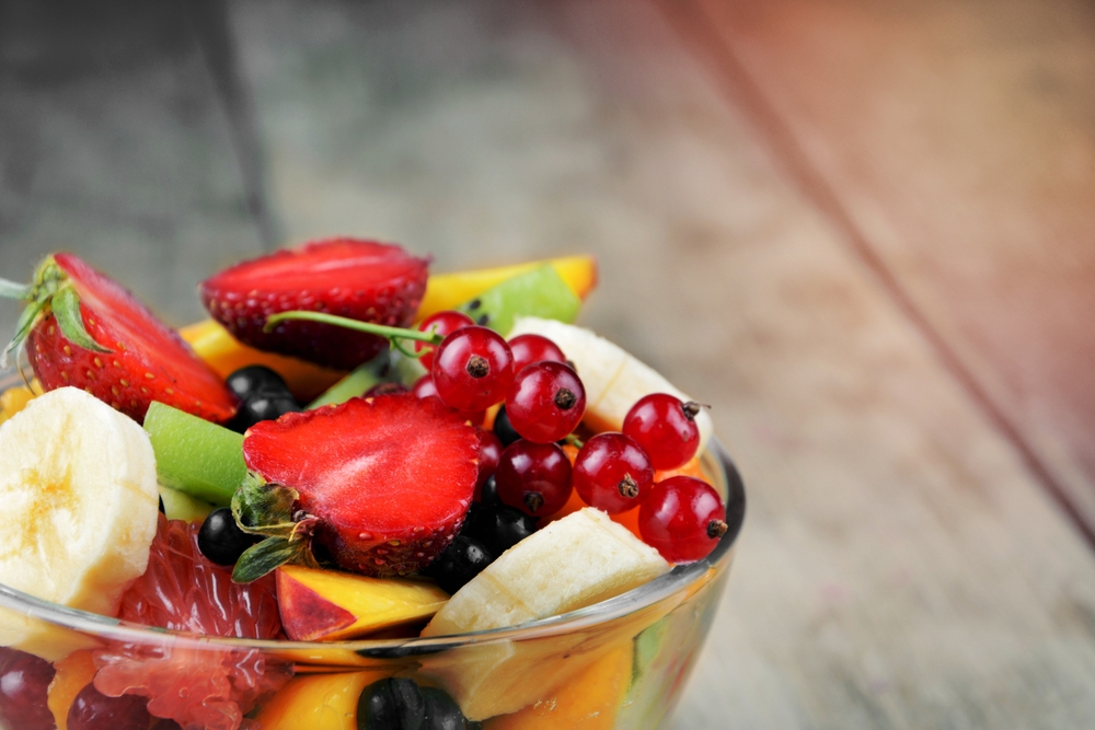 Fresh and tasty fruit salad, allies to detox your skin