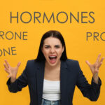 Une personne entourée de noms d'hormones