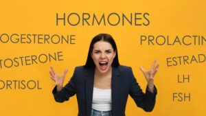 Une personne entourée de noms d'hormones