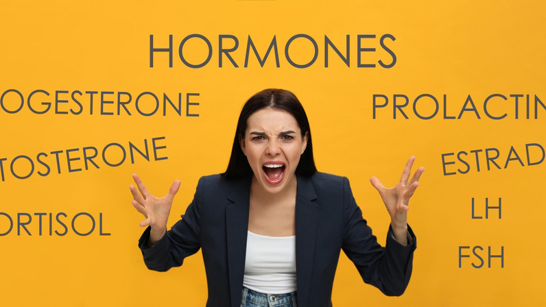 Une personne entourée de noms d'hormones