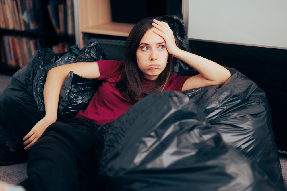 une personne entourée de sacs poubelle