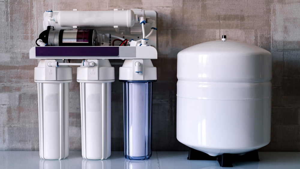 Reverse osmosis water purification system at home.