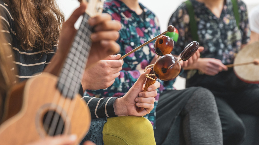 des personnes jouant d'instruments de musique
