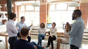 exercices d'écoute active en groupe